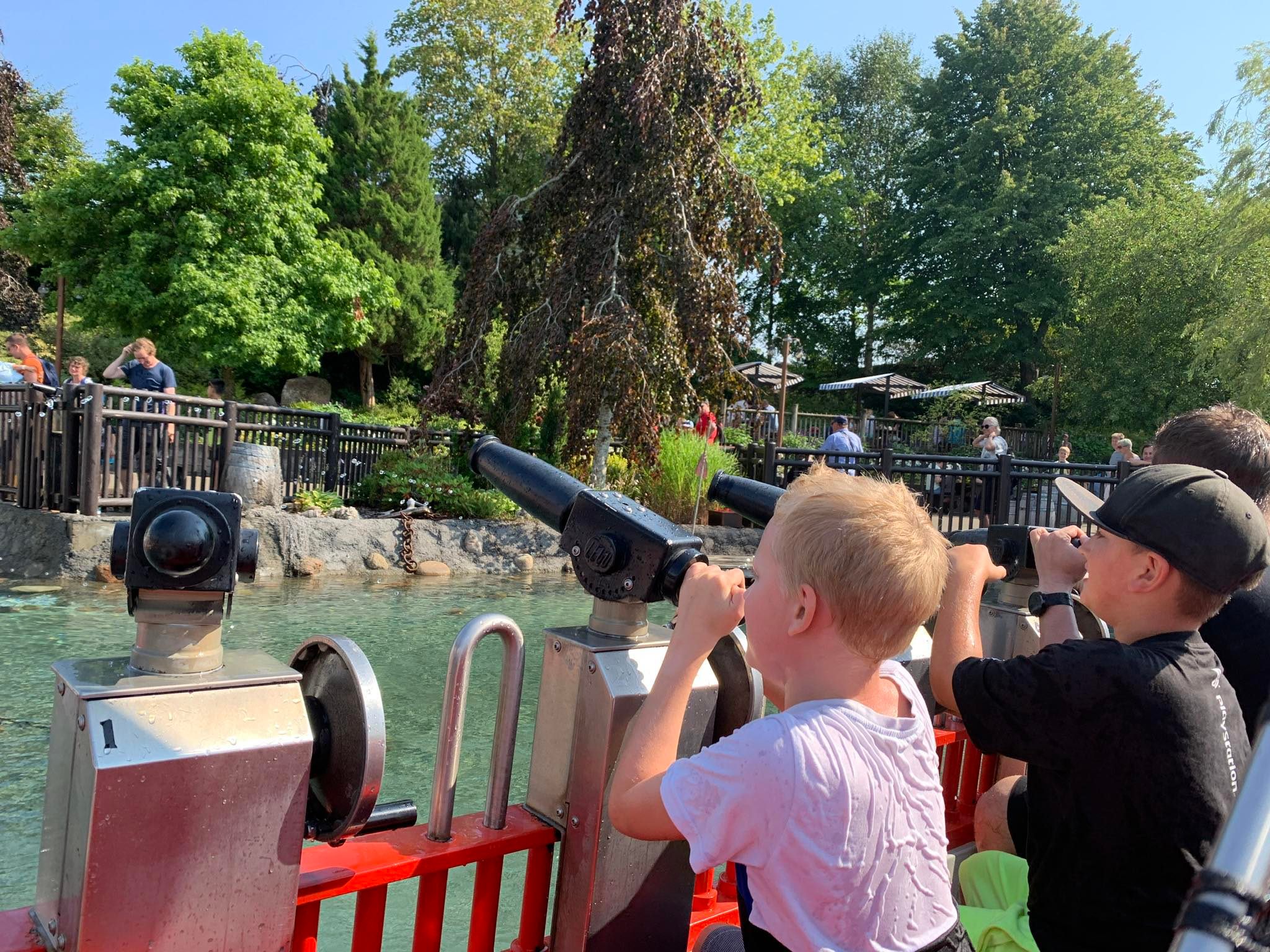 chłopiec strzelający z armaty wodnej