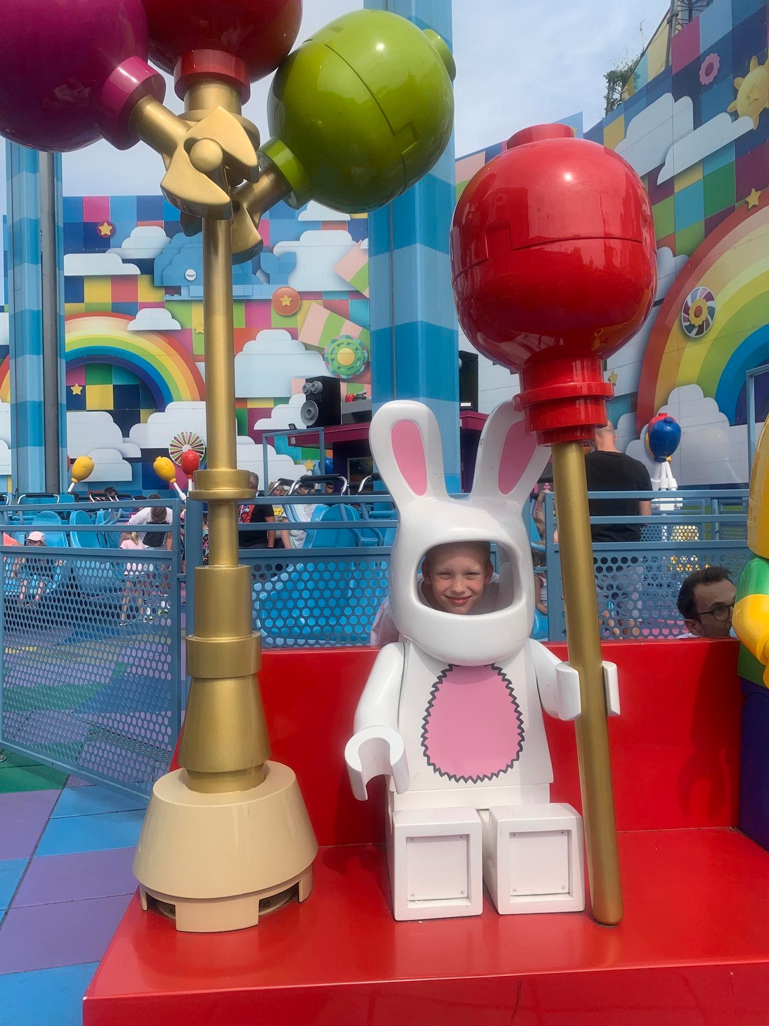 chłopiec w stroju królika