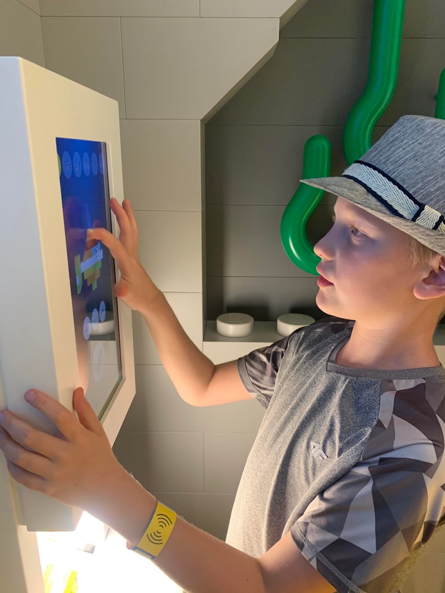 chłopiec w lego house