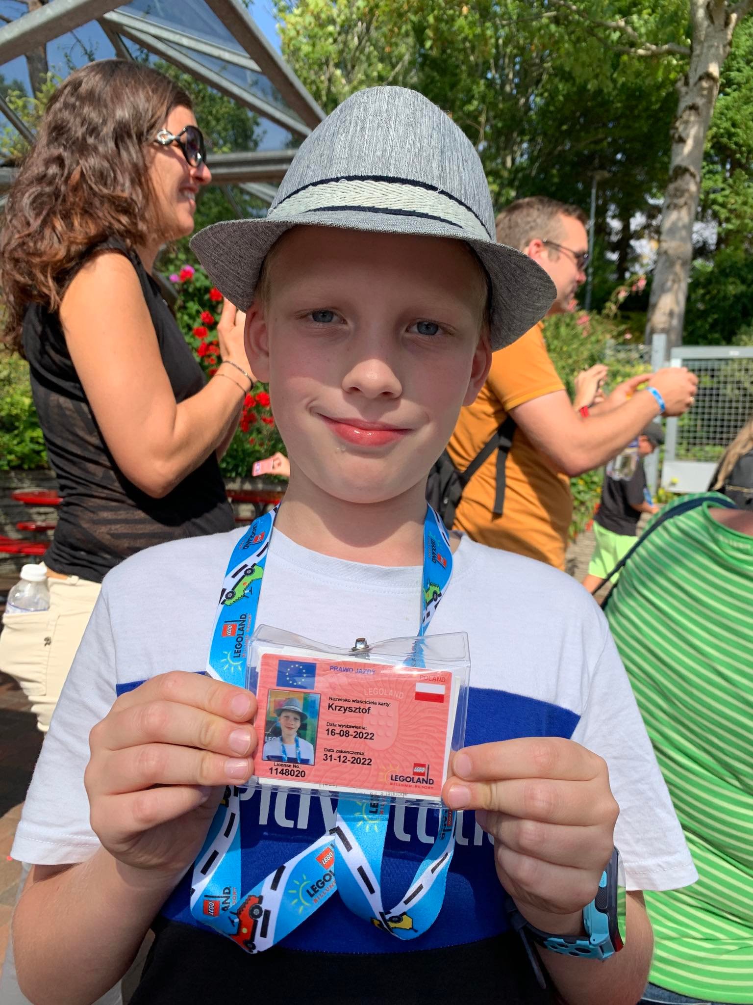 chłopiec z sztucznym prawem jazdy